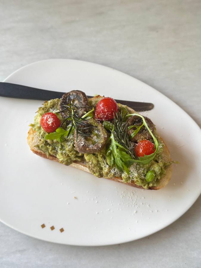 Toast with smashed greens, mushrooms and tomatoes